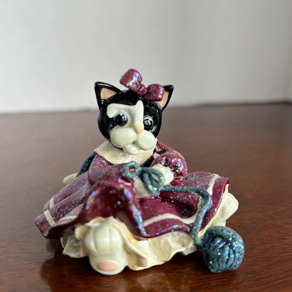 Black & White Kitten w/ Yarn Donna Little Kitt'in Littles Enesco Figurine 1998